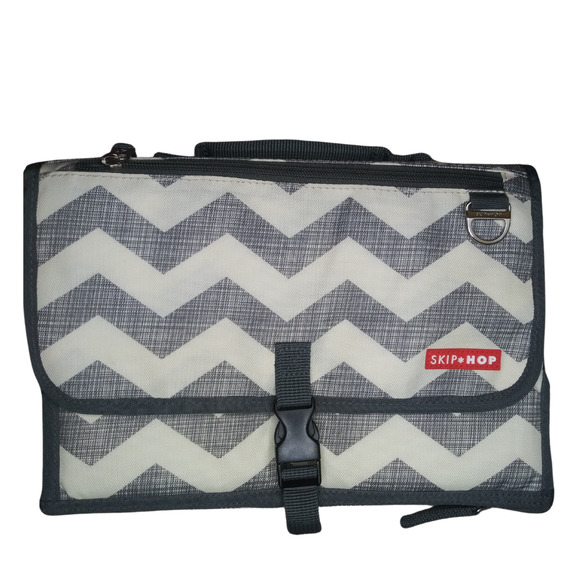 Skip Hop Gray / White Portable / Travel Pronto Chevron Mesh Baby Changing Pad - Picture 1 of 7